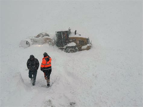 Artvin-Ardahan yolunda yoğun kar ulaşımı kapattı - Son Dakika Haberleri